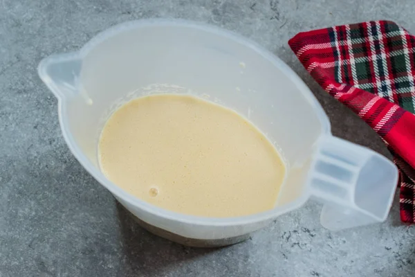 Pancake Dough crudo en jarra de plástico listo para verter en la sartén . —  Fotos de Stock