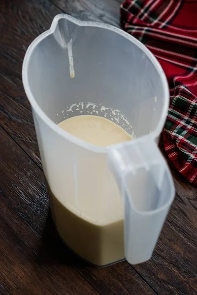 Massa de panqueca crua em plástico Carafe pronto para derramar na panela . — Fotografia de Stock