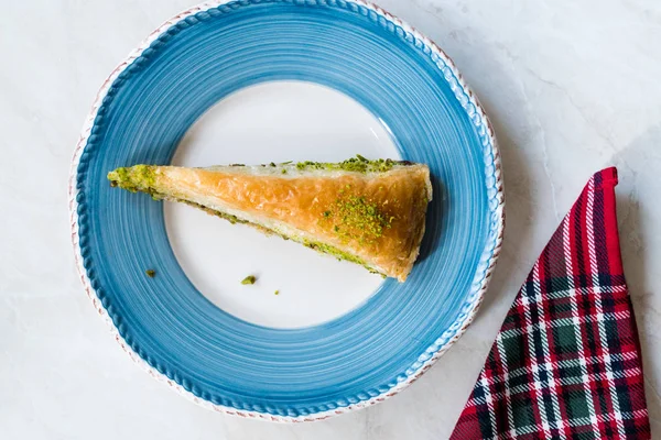 Türkisches Baklava mit Pistazien serviert mit Teller / havuc dilimi. — Stockfoto