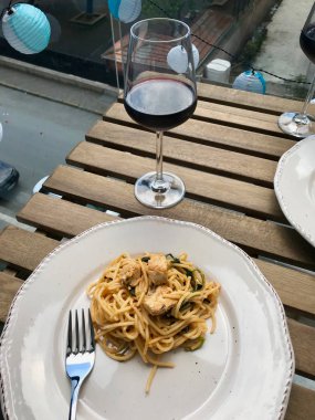 Balkonda Bir Kadeh Şarapla Yemek Masasında Bebek Ispanak ve Tavuklu Ev Yapımı Spagetti.