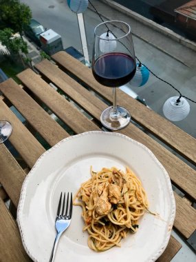 Balkonda Bir Kadeh Şarapla Yemek Masasında Bebek Ispanak ve Tavuklu Ev Yapımı Spagetti.