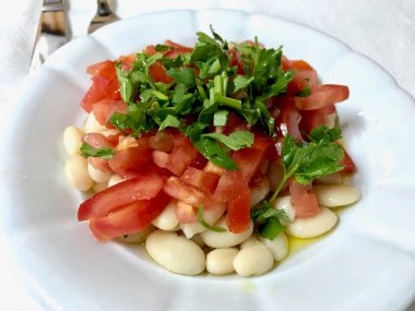 Fasulye li ve Domatesli Piyaz Salatası.