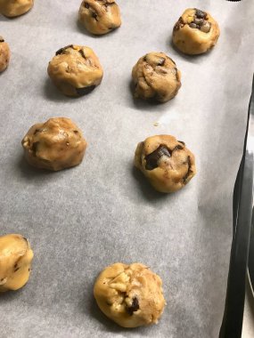 Fırın Tepsisinde Pişmeye Hazır Çiğ Kurabiyeler.