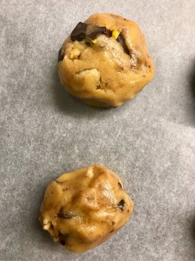 Fırın Tepsisinde Pişmeye Hazır Çiğ Kurabiyeler.