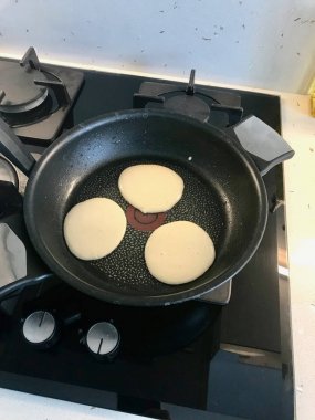 Tavada Çiğ Pancake Hamur Cook hazır.