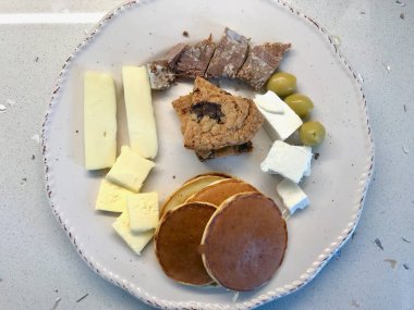 Tahta Masada Kavurma Etli, Kurabiye ve Peynir Dilimleri ile Pancake Kahvaltı.