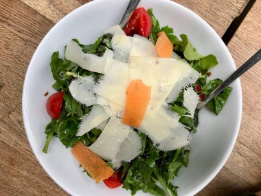 Arugula, Rucola veya Roket Yaprakları ve Kiraz Domates ile Parmesan Salatası. 