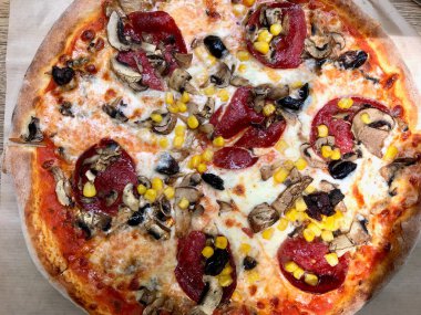 Türk Sucuklu Pizza / Sujuk Mısır ve Mantar