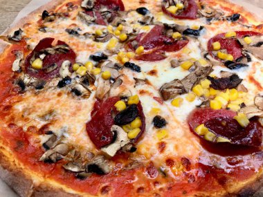 Türk Sucuklu Pizza / Sujuk Mısır ve Mantar