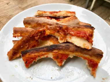 Tabakta Pizza Kenarları Yığını.