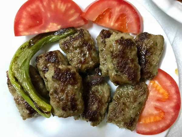 Polpetta turca Kofte / Kofta con insalata Piyaz . — Foto Stock