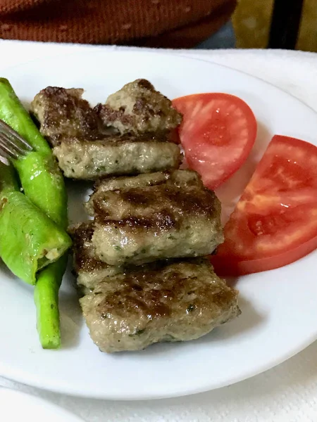 Turkish Meatball Kofte / Kofta with Piyaz Salad. — Stock Photo, Image