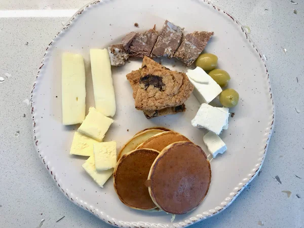 Tahta Masada Kavurma Etli, Kurabiye ve Peynir Dilimleri ile Pancake Kahvaltı.