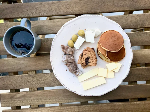 나무 테이블에 카부르마 고기, 쿠키와 치즈 조각팬케이크 아침 식사 — 스톡 사진