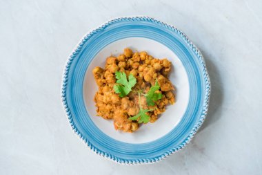 Chole veya Chana Masala veya Baharatlı Nohut geleneksel Kuzey Hint ana yemek tarifi ve genellikle Bhature veya Roti / Naan ile servis edilir.