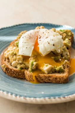 Kahvaltıda Avokado Tost ile Haşlanmış Yumurta.