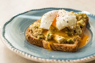 Kahvaltıda Avokado Tost ile Haşlanmış Yumurta.