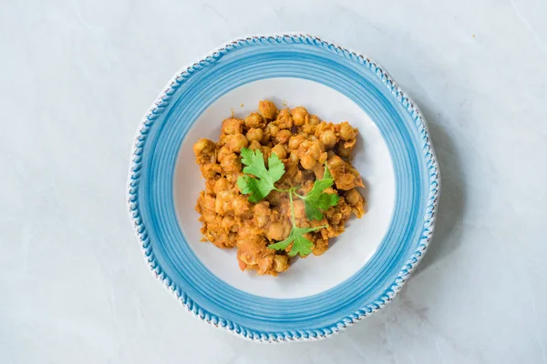 Chole o Chana Masala o Garbanzos picantes es la receta tradicional del plato principal del norte de la India y generalmente se sirve con Bhature o Roti / Naan . — Foto de Stock