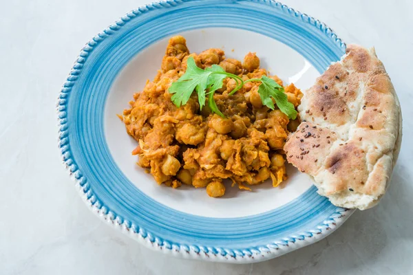 Chole ou Chana Masala ou pois chiches épicés est une recette traditionnelle du plat principal du nord de l'Inde et généralement servi avec Bhature ou Roti / Naan . — Photo