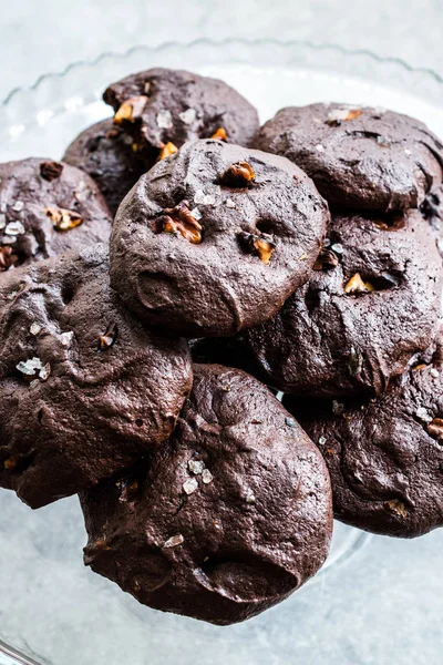 Galletas Brownie Saladas con Piezas de Nuez Asadas . — Foto de Stock