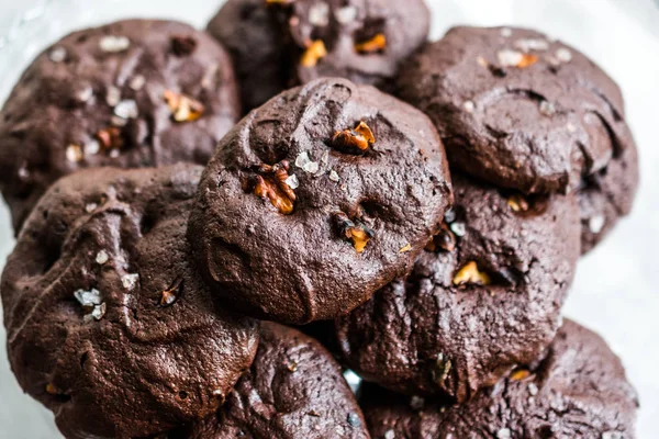 Galletas Brownie Saladas con Piezas de Nuez Asadas . — Foto de Stock