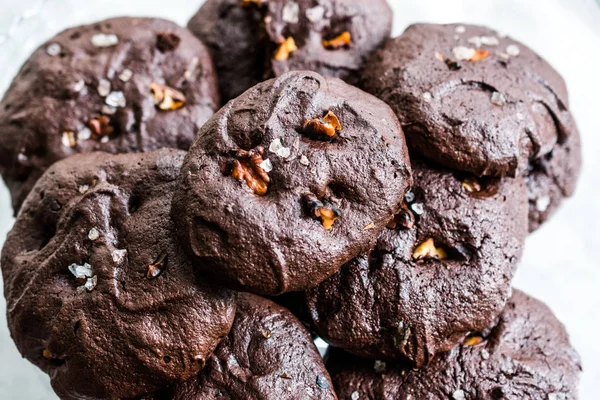 Sózott brownie cookie pörkölt dió darab. — Stock Fotó