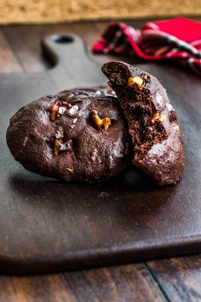 Biscuits au brownie salé avec morceaux de noix grillées . — Photo