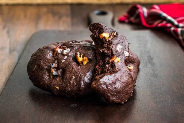 Biscuits au brownie salé avec morceaux de noix grillées . — Photo