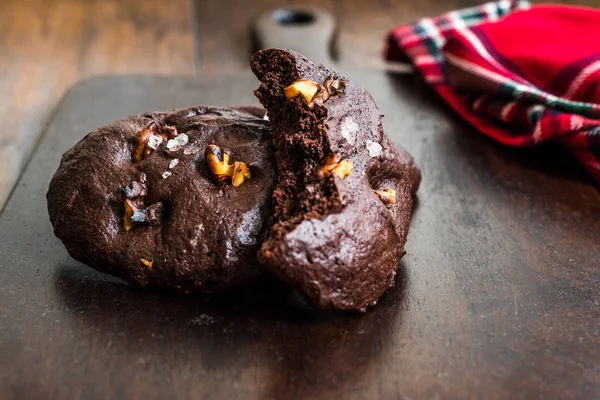 Biscuits au brownie salé avec morceaux de noix grillées . — Photo