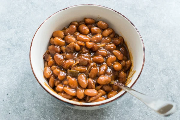 Barbacoa Casera Frijoles Horneados en Tazón de Porcelana . — Foto de Stock