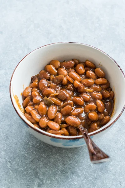 Barbacoa Casera Frijoles Horneados en Tazón de Porcelana . —  Fotos de Stock