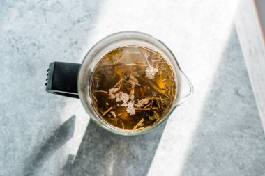 Gün ışığında Fransız Basın ile Yeşil Çay