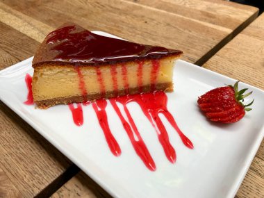 Restoranda Servise Hazır Tabakta Çilekli Cheesecake