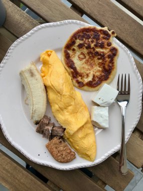 Ahşap Masada Fransız Omlet, Muz, Et, Kurabiye, Peynir ve Kahve ile Pancake Kahvaltı.