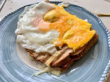 Kahvaltı için Kızarmış Yumurta ile Ev Yapımı Tost Yemeye Hazır.