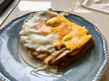 Kahvaltı için Kızarmış Yumurta ile Ev Yapımı Tost Yemeye Hazır.