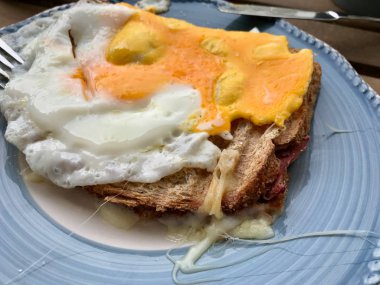 Kahvaltı için Kızarmış Yumurta ile Ev Yapımı Tost Yemeye Hazır.