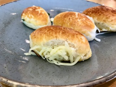 Kaşar Peynirli Dilimli Türk Sacaklı Sakallı veya Mini Peynirli Sandviç. 