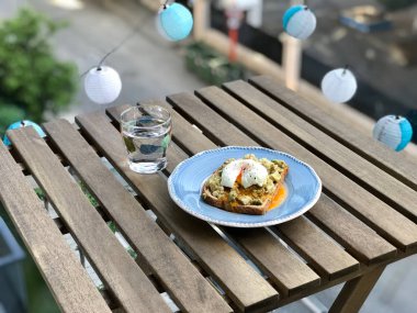 Balkonda Yemeye Hazır Avokado Tost ile Ev Yapımı Haşlanmış Yumurta 
