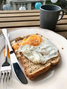 Kahvaltı için Kızarmış Yumurta ile Ev Yapımı Tost Yemeye Hazır.