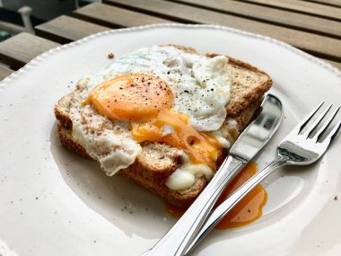 Kahvaltı için Kızarmış Yumurta ile Ev Yapımı Tost Yemeye Hazır.
