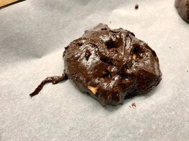 Fırın Tepsisinde Çiğ Kurabiye Pişirmeye Hazır / Çikolatalı Brownie ile 