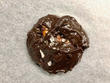 Fırın Tepsisinde Çiğ Kurabiye Pişirmeye Hazır / Fırın Tepsisinde Çikolatalı Brownie Çiğ Kurabiye Pişirmeye Hazır / Cevizli Kurabiye li Çikolatalı Brownie.  