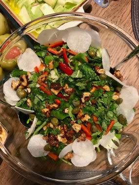 Glass Bowl'da Yemek Masasında Ev Yapımı Cevizsal.