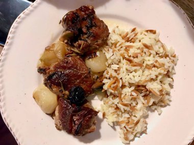 Pirinç Pilav veya Pilav ile Kuzu Kol Et Tabak ile servis.