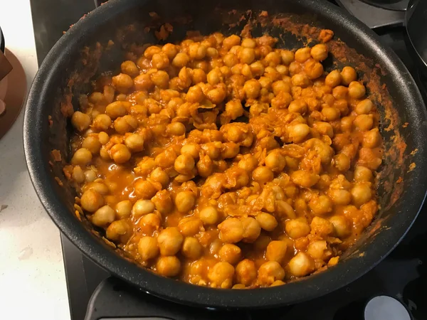 Chole 或 Chana Masala 或辣鸡嘴豆是传统的北印度主菜食谱，通常与 Bhature 或 Roti/ Naan 一起供应. — 图库照片