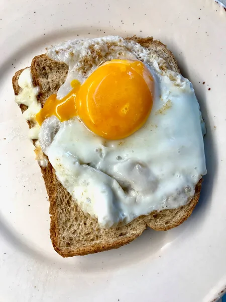 Zelfgemaakte toast met gebakken ei voor ontbijt klaar om te eten. — Stockfoto