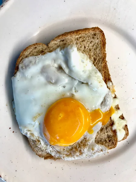 Domácí toast s smaženým vejcem za snídani připraveno k jídlu. — Stock fotografie