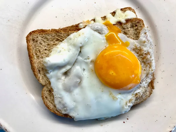 Kahvaltı için Kızarmış Yumurta ile Ev Yapımı Tost Yemeye Hazır. — Stok fotoğraf