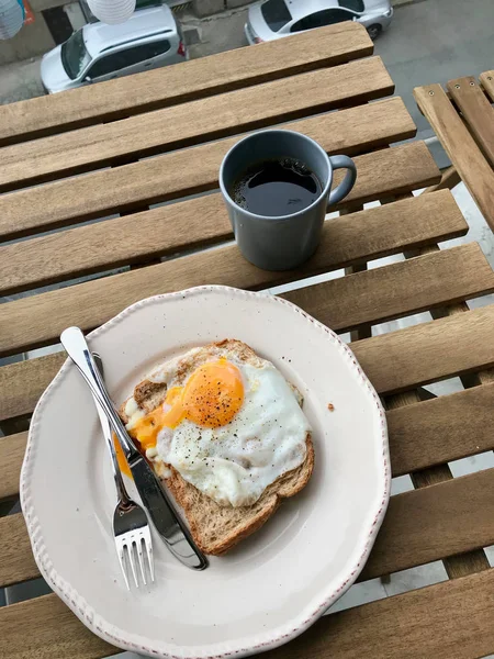 아침 식사 준비에 대한 튀긴 계란과 홈 메이드 토스트. — 스톡 사진